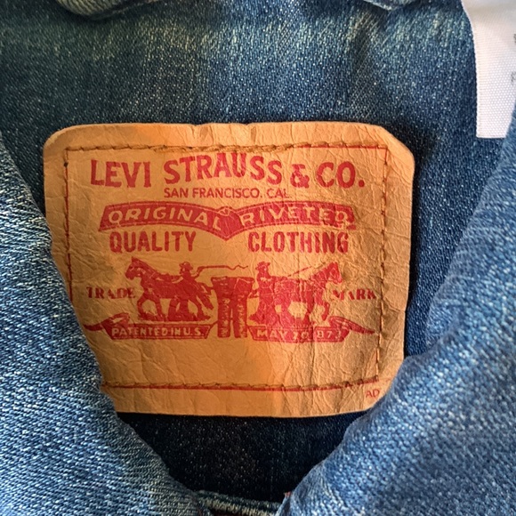 Levi’s classic mid rinse jean jacket EUC - Picture 2 of 5